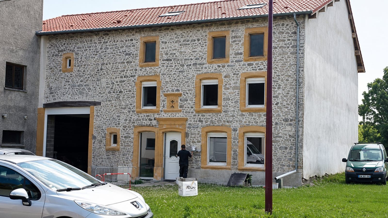 Chantier BATI-R : rénovation d'une façade en pierre avec encadrements refaits